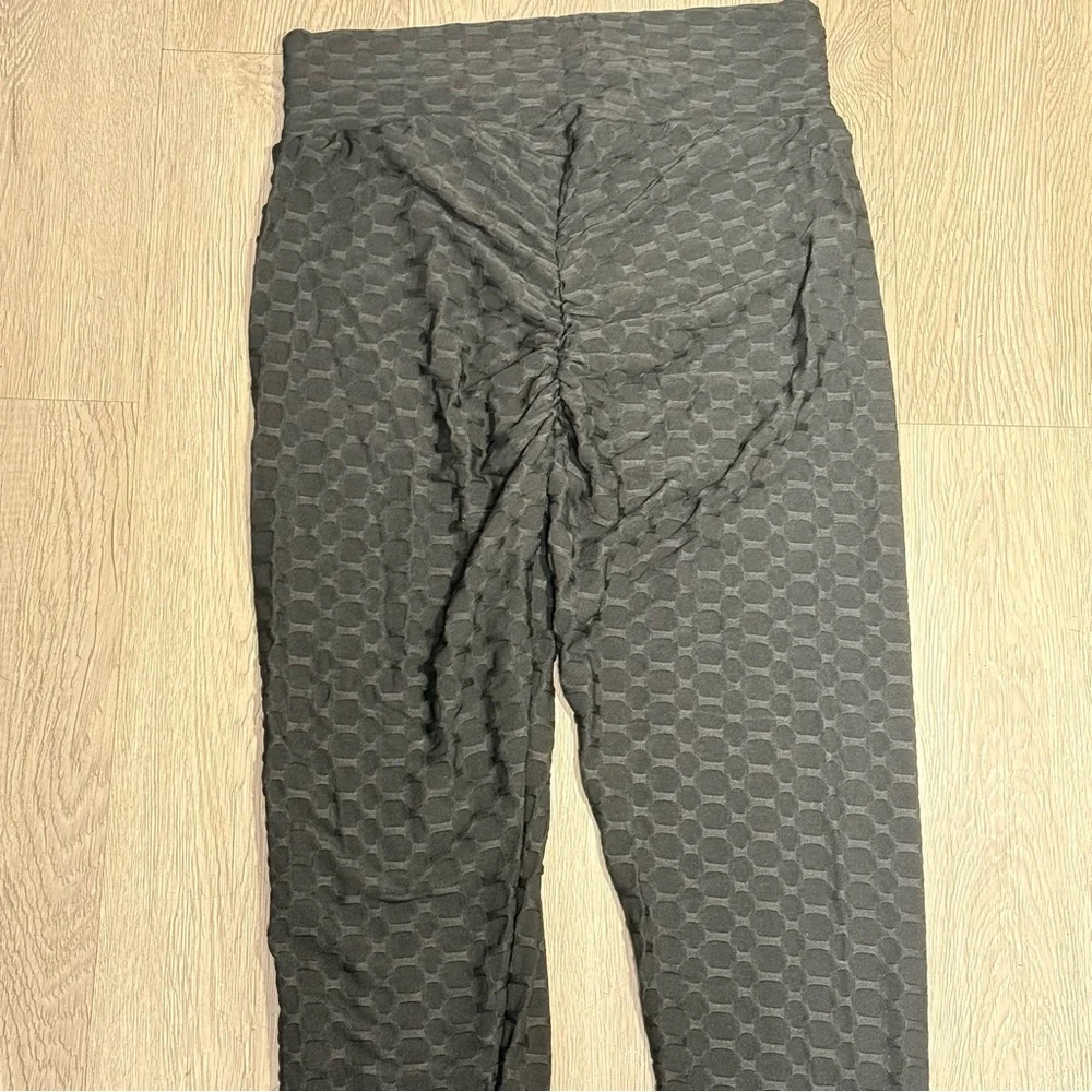 New Women Workout Black Textured Scrunch Bum Leggings Sizes S - Picture 6 of 9